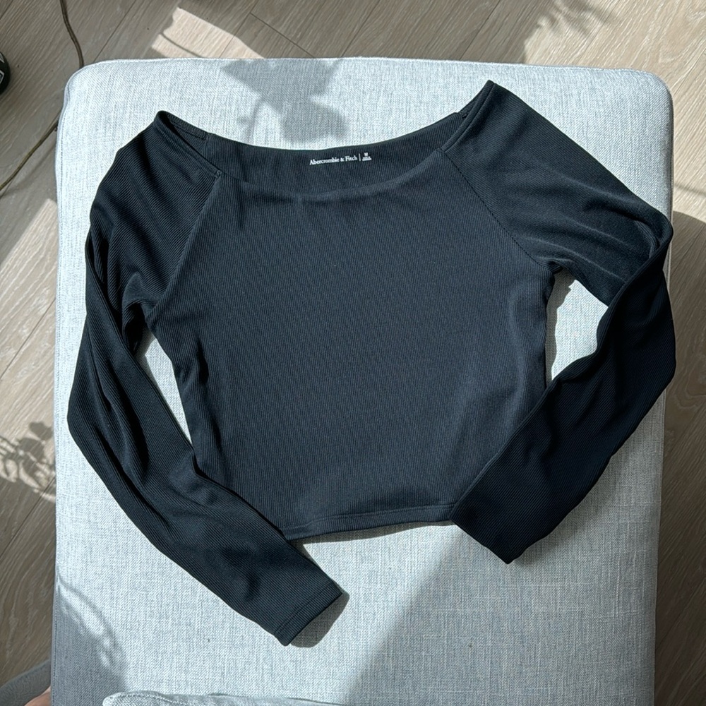 Abercrombie NWOT Boat Neck / Off Shoulder Ribbed Top, size M, black